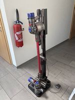 Deux Dyson v8 avec station de recharge et accessoires