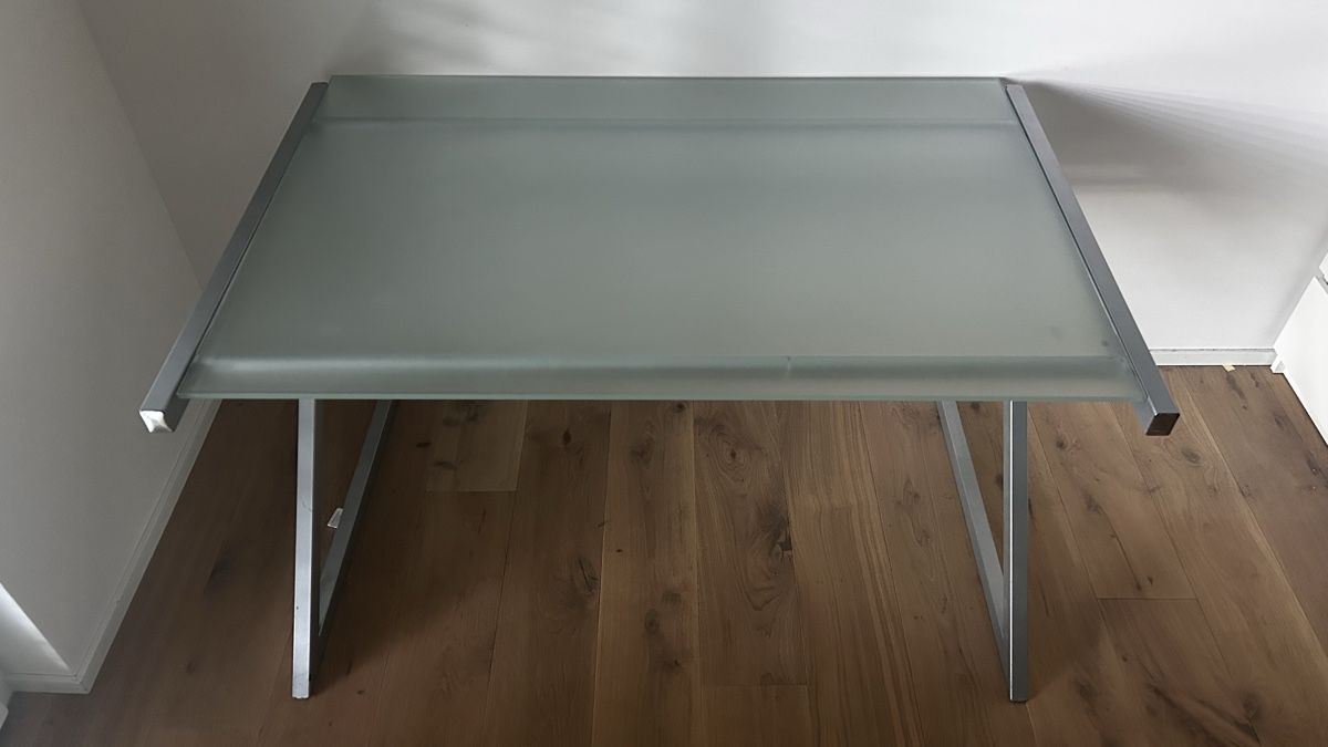 Scrivanie: Grosser Schreibtisch mit Glasplatte – Usato da Langnau am Albis venduto da ann_ps6b 2