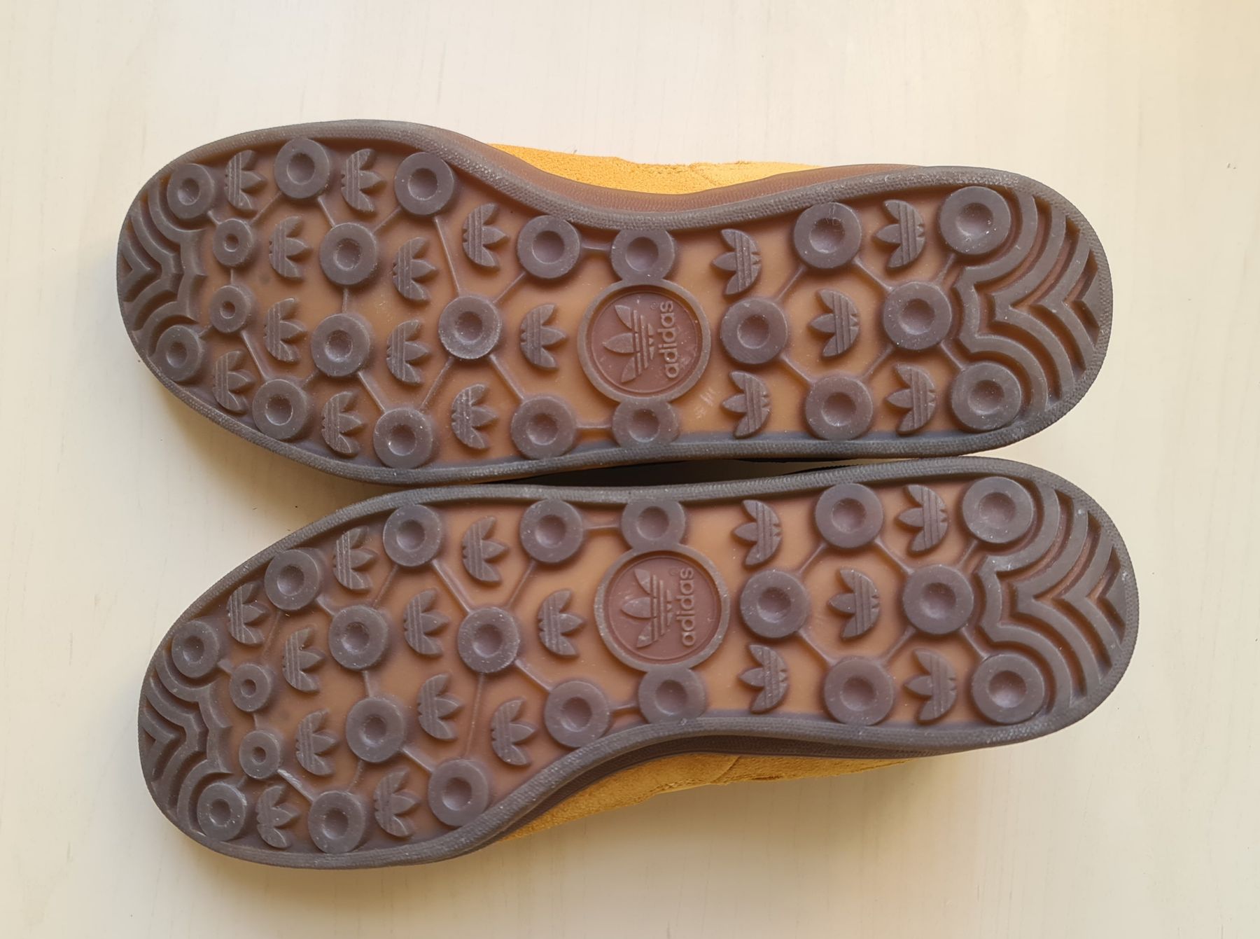 Adidas Scarpe da uomo: Adidas Aloha Super Gelb Gr. 42 – Nuovo e nell'imballaggio originale da Zürich venduto da cde_d7vx 5