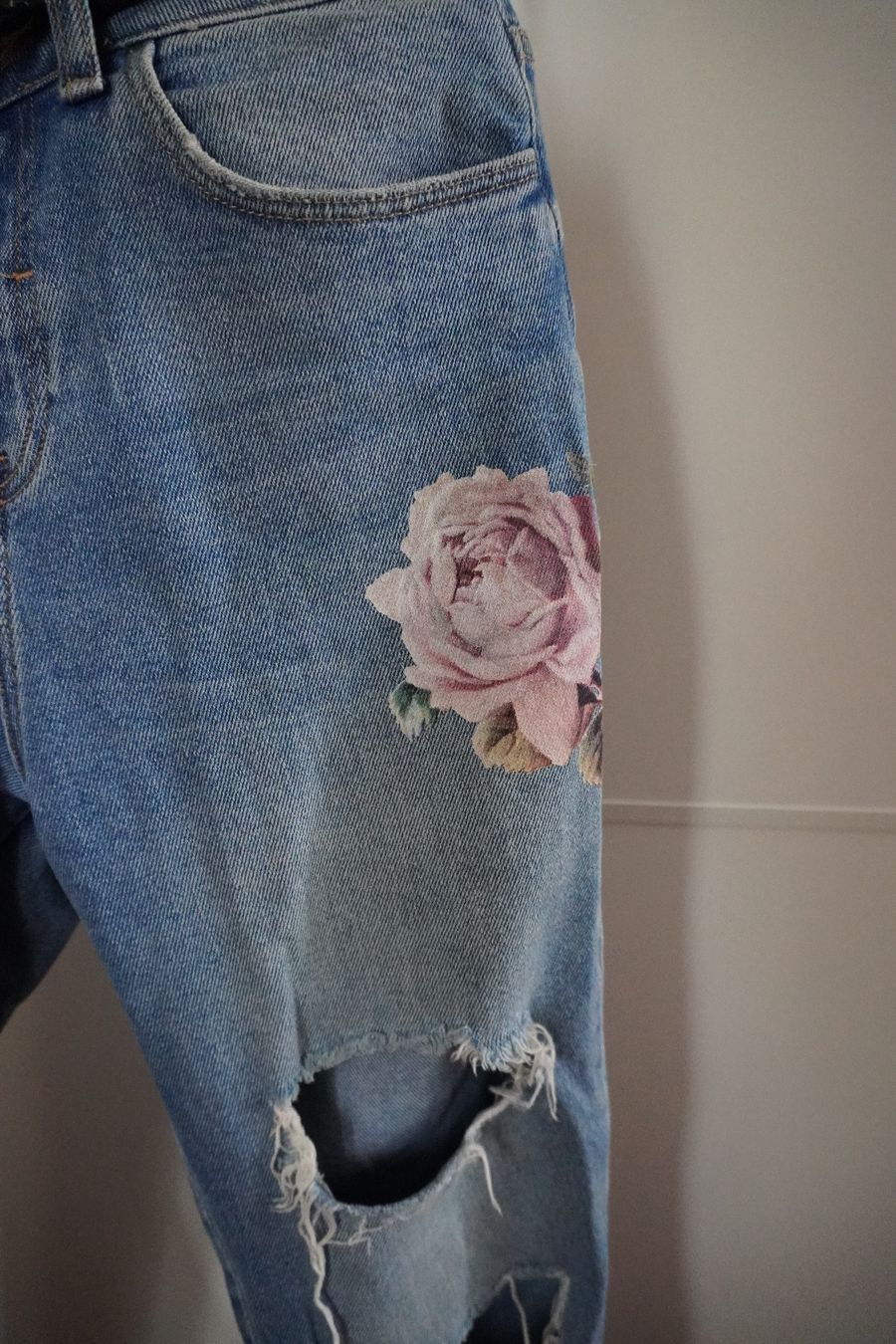New Look Pantaloni: Jeans mit Rissen und Blumenmuster,  Gr. 36 – Usato da Uster venduto da aur_rtd8 1