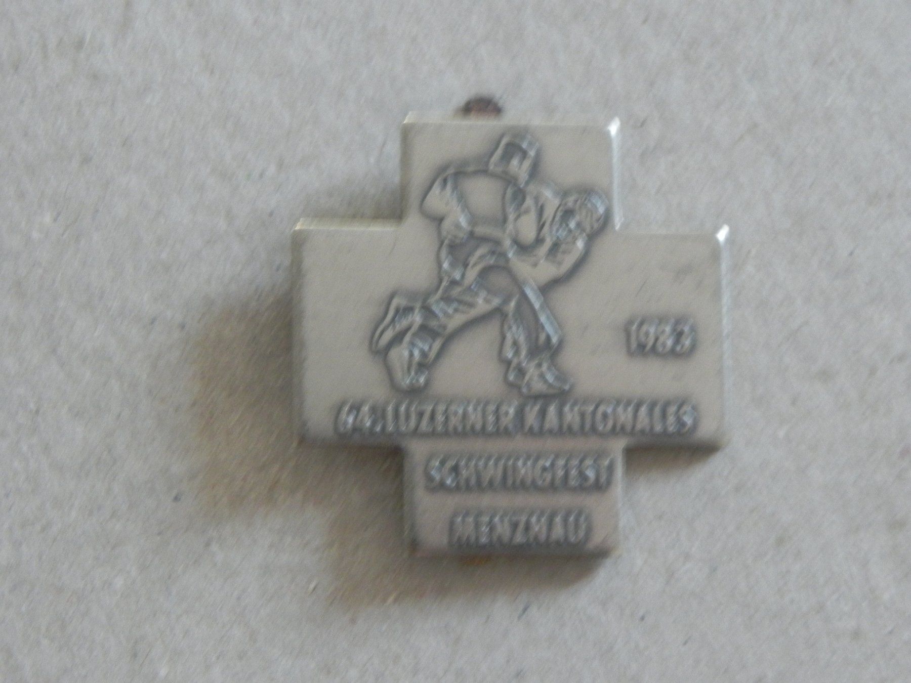 Placchette & Badge: Abzeichen Kantonal Schwingfest Schwingen Menznau LU 1983 – Usato da Siebnen venduto da krimsie