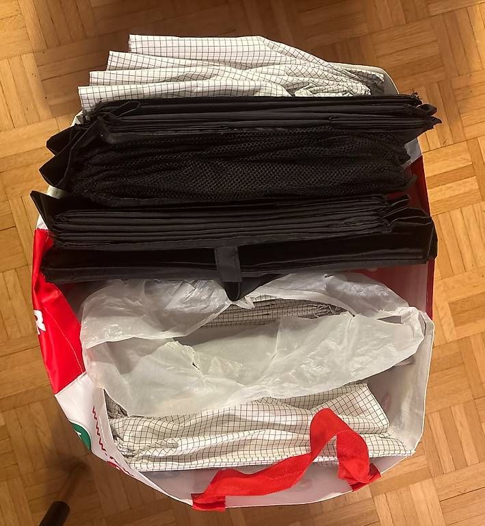 Armadi: Bag of IKEA hanging cupboard space  – Usato da Genève venduto da dcl_7j5w 2