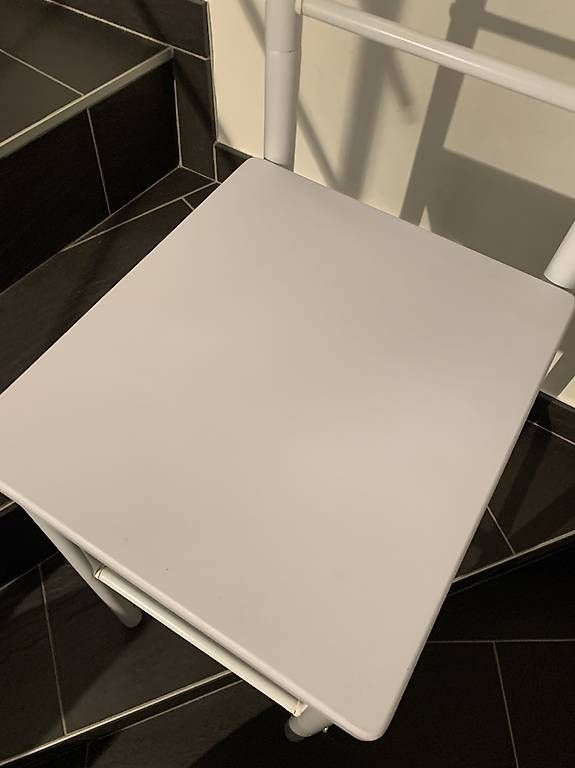 Tutte le decorazioni: Neuwertiger Herrendiener mit Stuhl – Usato da Bättwil venduto da ulr_gtc9 3