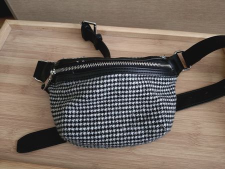 MANGO Bauchtasche Karomuster schwarz weiss