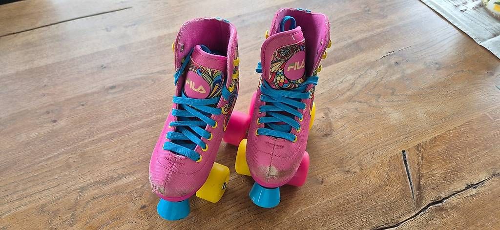 Pattini in linea & Pattini a rotelle: Kinder Rollschuhe – Usato da Ostermundigen venduto da AW1985
