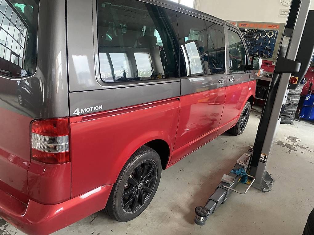 VW Automobili: VW T5 Caravelle BICOLOR 2.5 TDI – Usato da Oftringen venduto da Boxerbravo