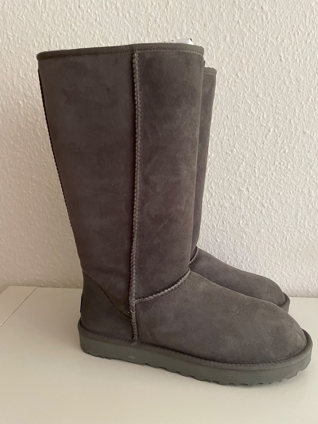 Ugg Scarpe da donna: Original UGG Stiefel classic II grau, hoch – Nuovo e nell'imballaggio originale da Muttenz venduto da stoeberi01 2