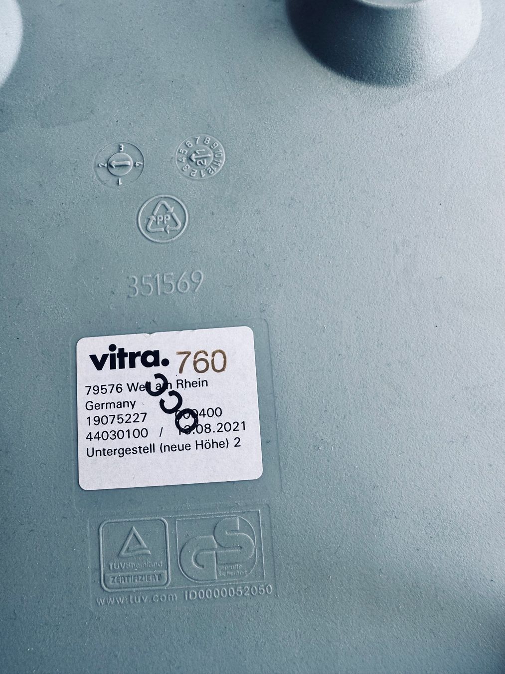 Vitra Sedie: ORIGINAL VITRA EAMES PLASTIC ARMCHAIR Eisgrau m. Sitzpolster – Usato da Ennetbaden venduto da DanielCPH 4