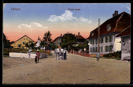 AK Fétigny, Place du village avec fontaine et maisons