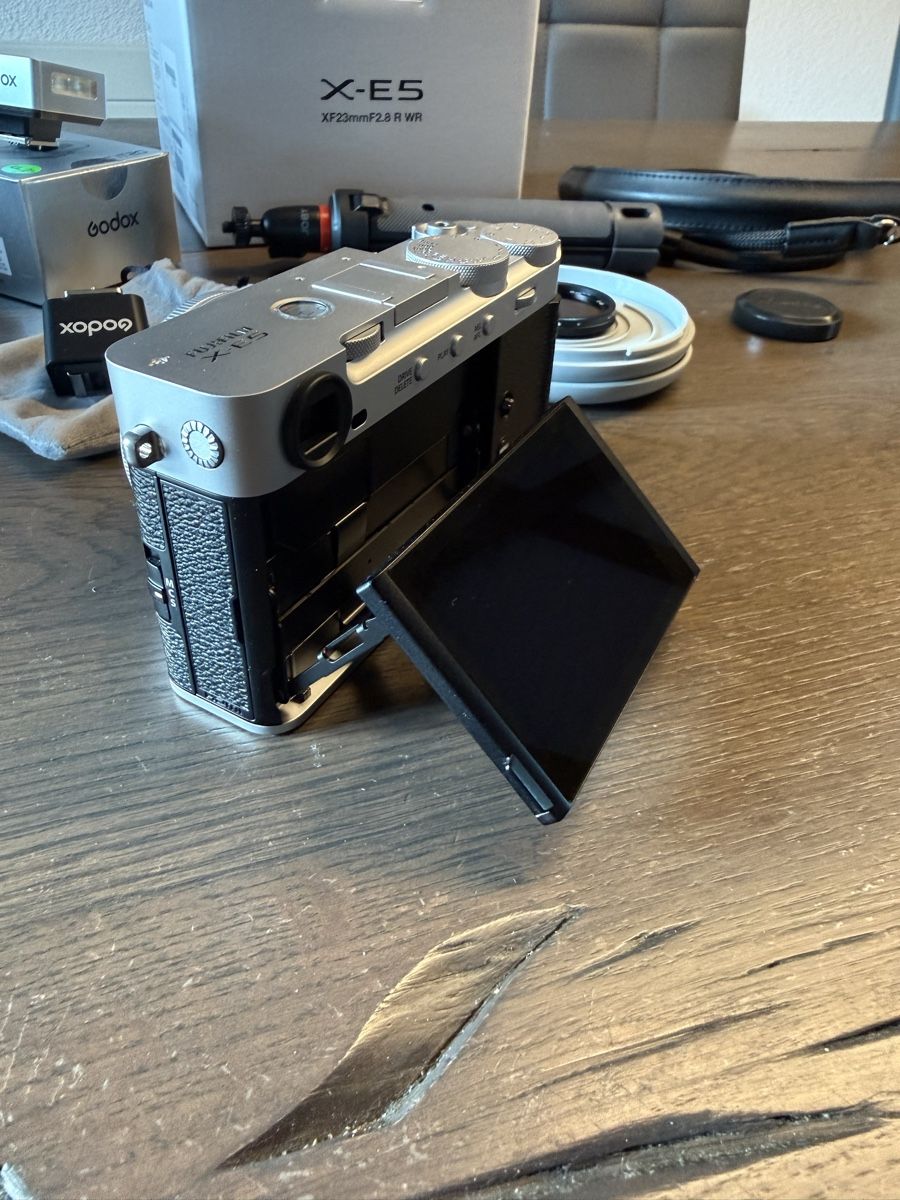 Fujifilm Fotocamera: FUJIFILM XE5 KIT MIT ZUBEHÖR – Nuovo (secondo la descrizione) da Andelfingen venduto da CauroMorbo 2