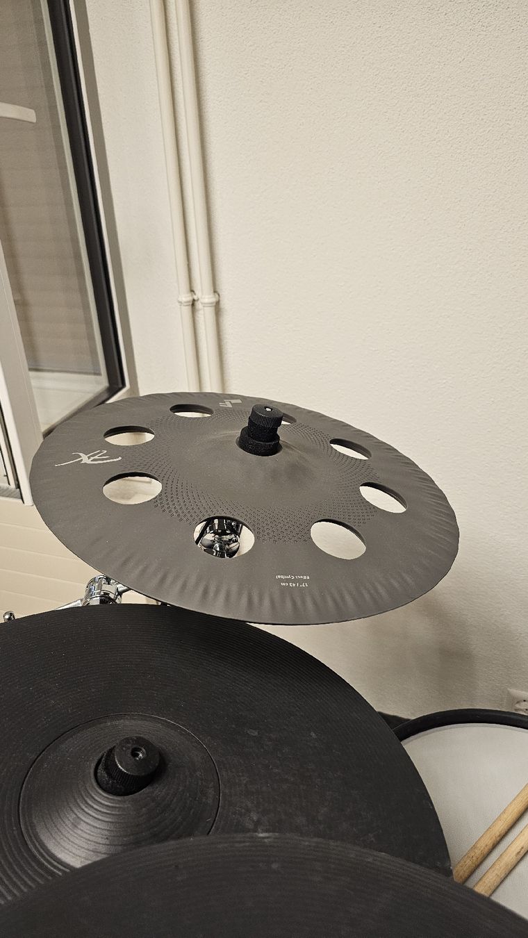 Musikinstrumente: EFNOTE EFD-C17FX 17" Effect Cymbal – Gebraucht aus Zürich von Emendez
