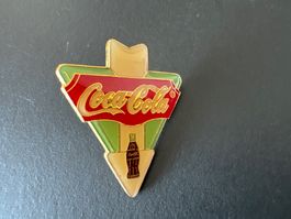 Pin Flasche Coca Cola signiert hinten Copyright