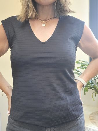 T-shirt noir côtelé, taille M - Élégant et confortable!