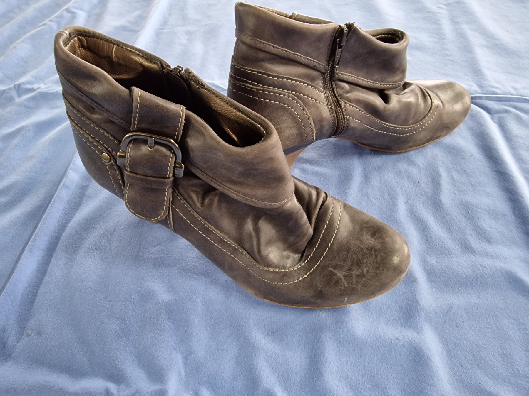 Scarpe da donna: Stiefeletten Bata grau Gr. 40 – Usato da Nebikon venduto da Japostyle