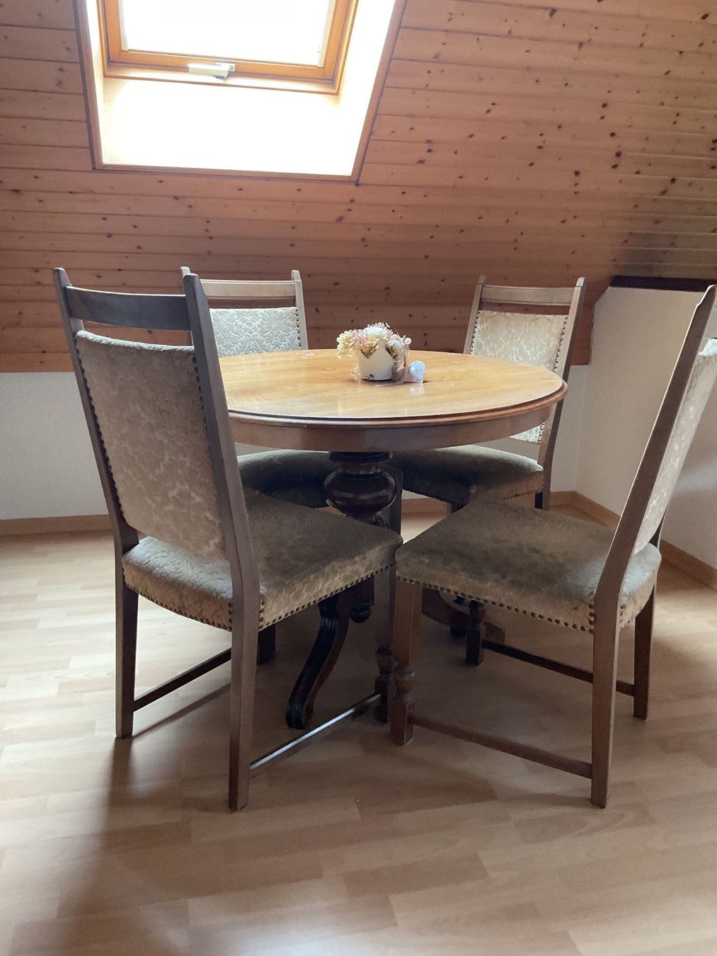 Set di tavolo e panche: Nussbaumholztisch rund – Usato da Solothurn venduto da huesi78 1
