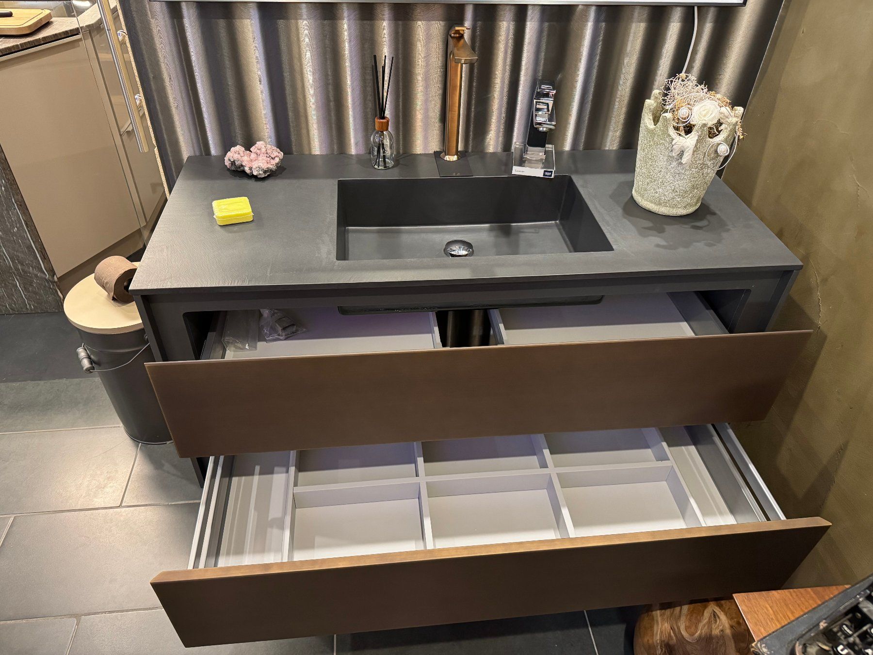 Mobili per bagno: Elegantes Badmöbel Schwarz und Bronze – Nuovo (secondo la descrizione) da Berikon venduto da al7_7jyx 1