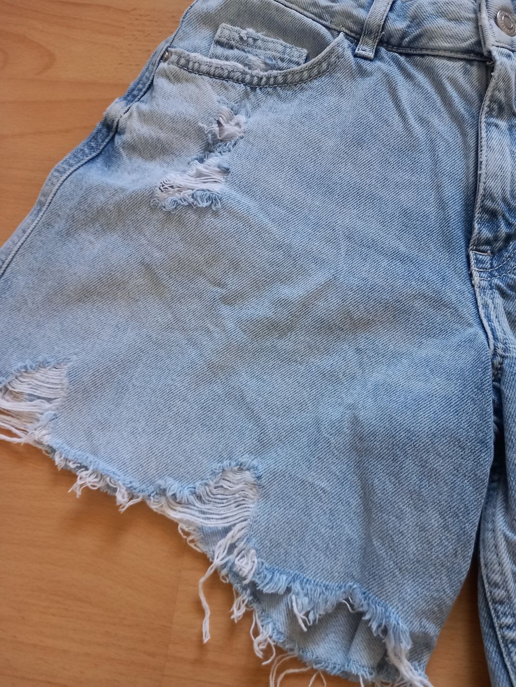 Pantaloni: Short en jean déchiré clair Taille M – Usato da Faoug venduto da per_kp6r 2