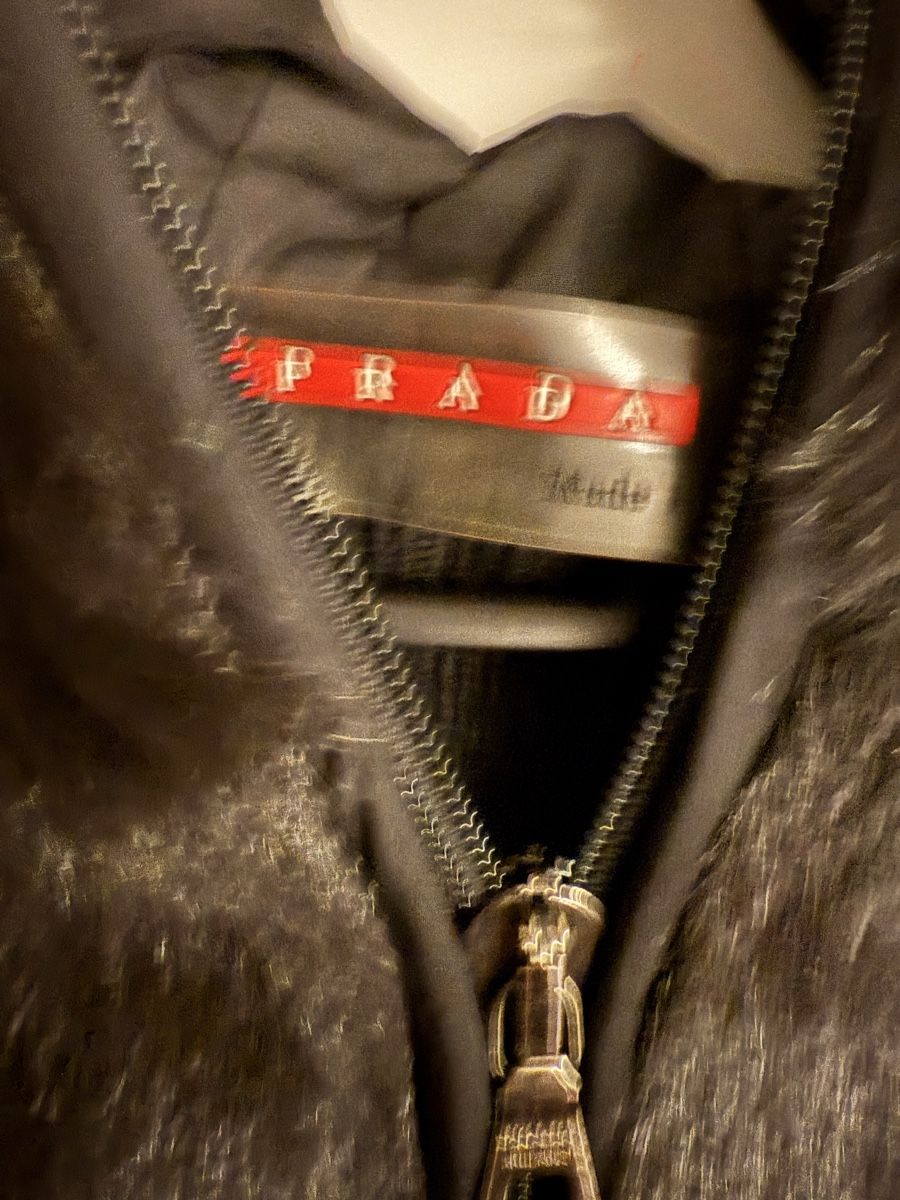 Prada Giacche: Prada Kapuzenpulli aus Fell Grösse 42 neu. – Nuovo (secondo la descrizione) da Riehen venduto da sirubin 1