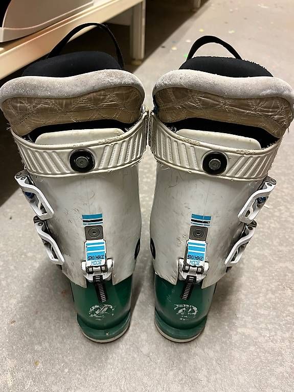 Chaussures femmes: Chaussures de ski Lange, 38 – D'occasion à Botyre (Ayent) par Belleza01 1