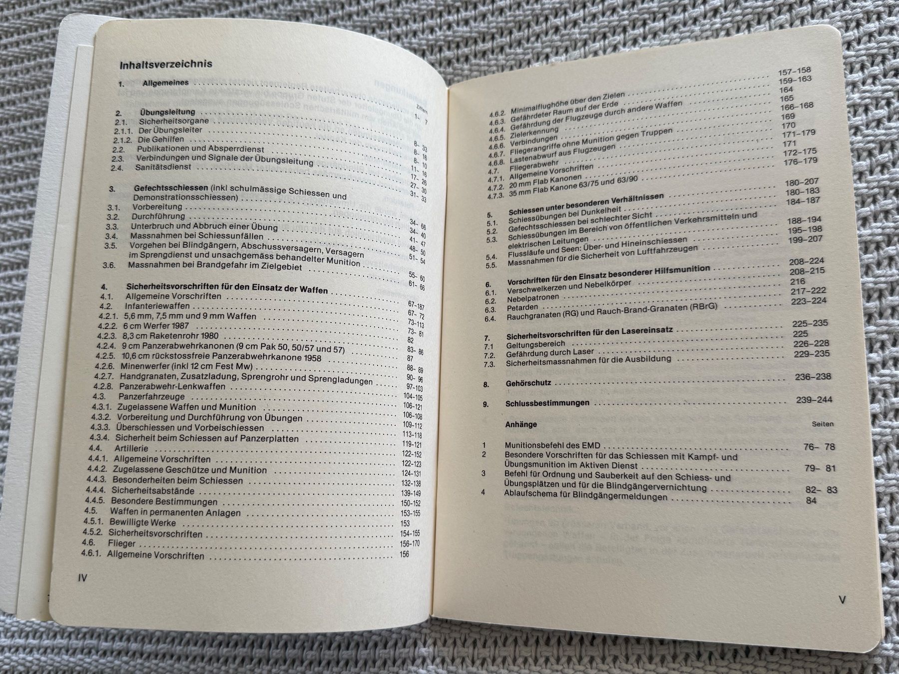 Bücher: 4 Reglemente: Trefferanzeigen/Gefechtsschiessen - CH Armee – Gebraucht aus Brütten von Hst1 6