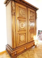 Antiker Schrank mit Schnitzereien, Eiche massiv