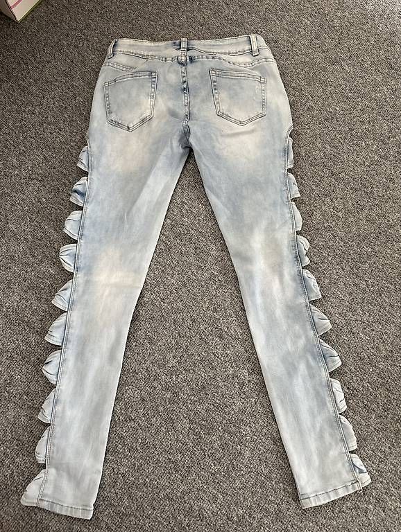 Jeans: Damen Jeans Gr. M  Hellblau mit Rüschen – Usato da Arnegg venduto da lar_v5qm 1