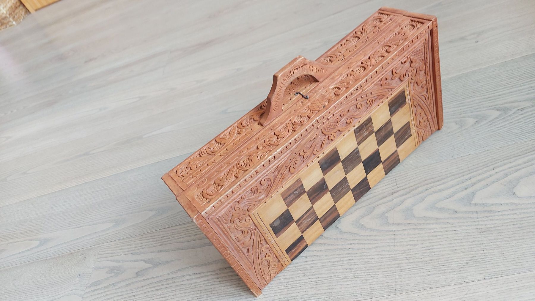 Giochi: Holz Schach/Backgammon Spielkassette, handgeschnitzt – Usato da Winterthur venduto da Saheti 2