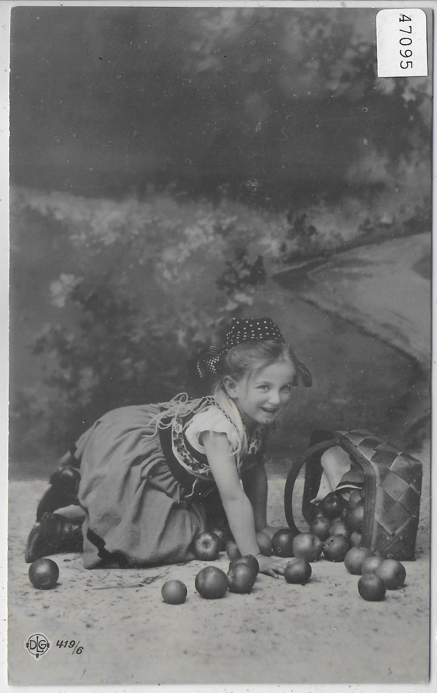 Cartoline postali: Kleines Mädchen mit Äpfel – Usato da Ettingen venduto da Kartenplanet