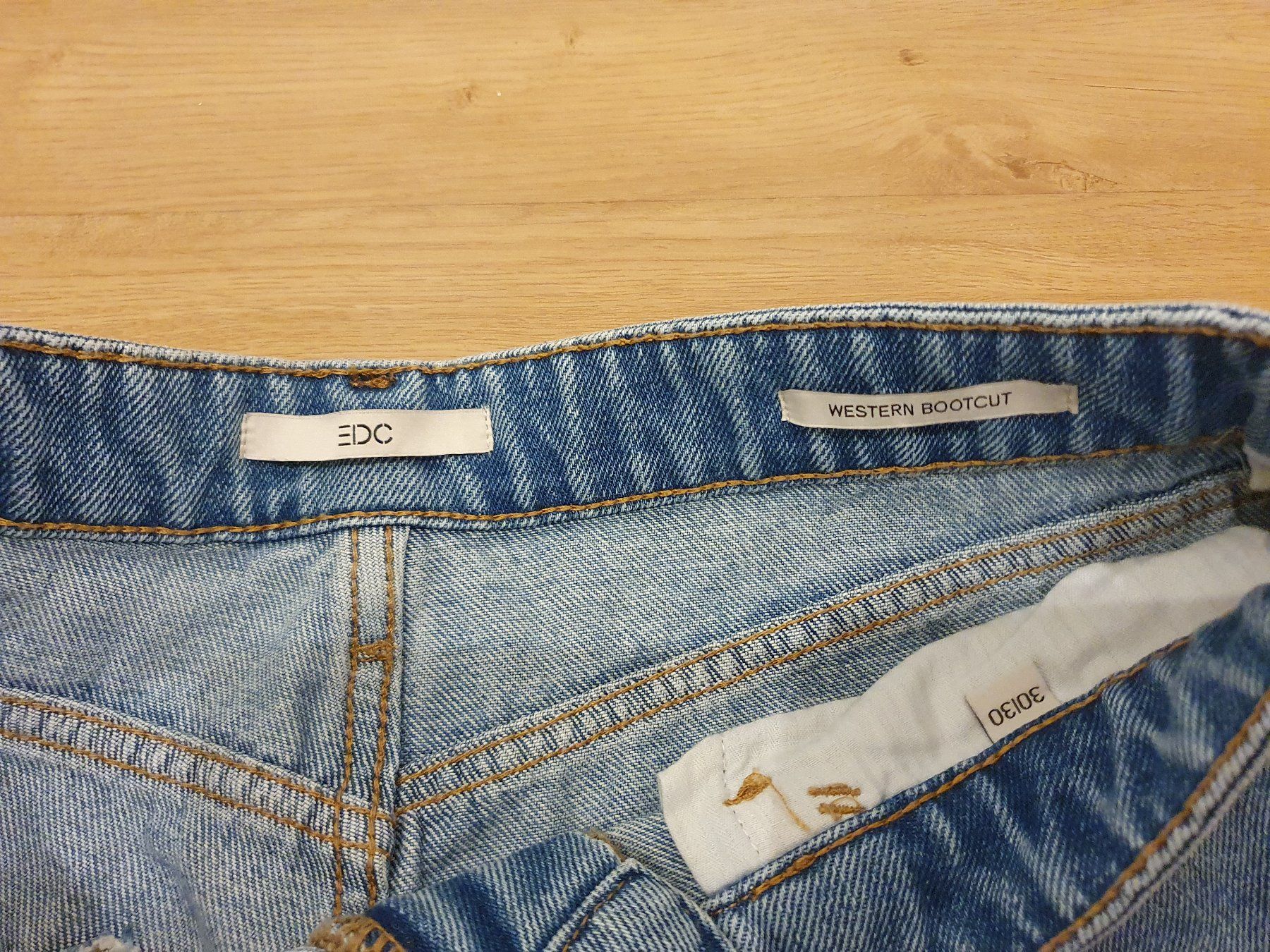 Esprit Jeans: EDC Jeans, blue medium wash, Gr. 30 / 30, western bootcut – Nuovo (secondo la descrizione) da Heinrichswil venduto da sabi2809 1