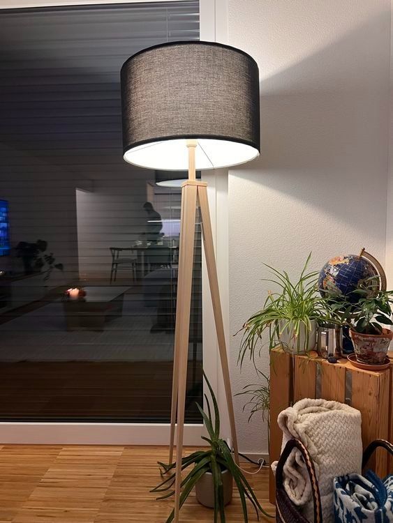 Lampade: Modern Wooden Tripod Floor Lamp – Usato da Zürich venduto da phi_2dqf 1
