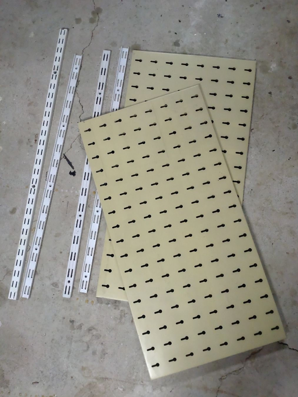 Tutti gli attrezzi: Système d'étagères modulables panneau perforé lochwand – Usato da Vétroz venduto da Guadonjin