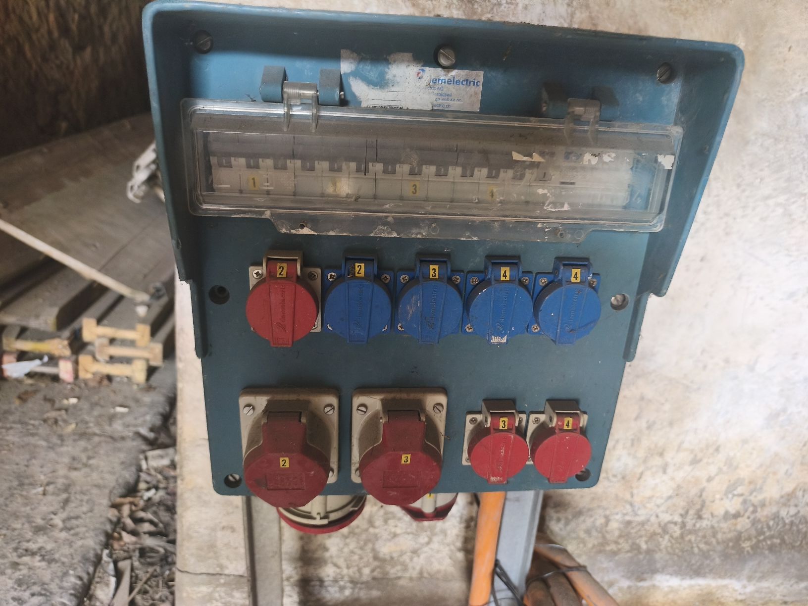 Elettrotecnica: 2x Elektroverteiler mit Steckdosen gebraucht – Usato da Birr venduto da PalermoF 1