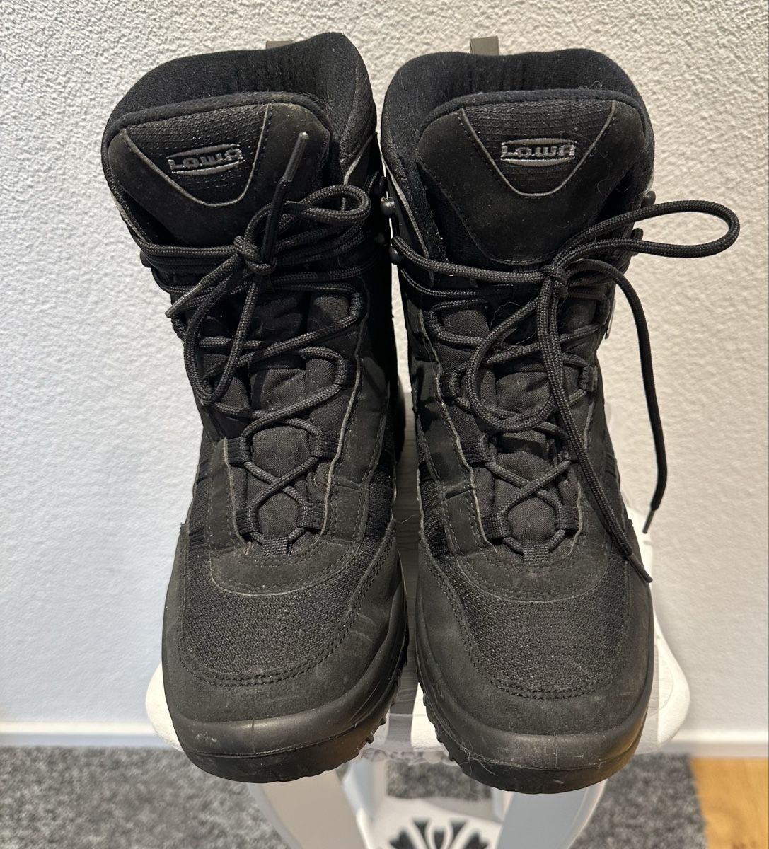 Lowa Scarpe da uomo: LOWA Schnürschuh Gr 41 black – Usato da Hindelbank venduto da Surlie
