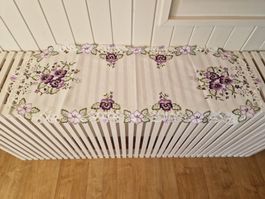 Schöner Tischläufer mit violetter Blumenstickerei
