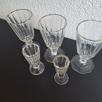 antike Weinkristal-Gläser und Kutscher Schnapsgläser