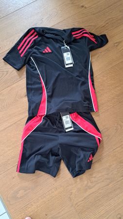 Adidas Tiro24 Fussballset Grösse 140 neu mit Etikett