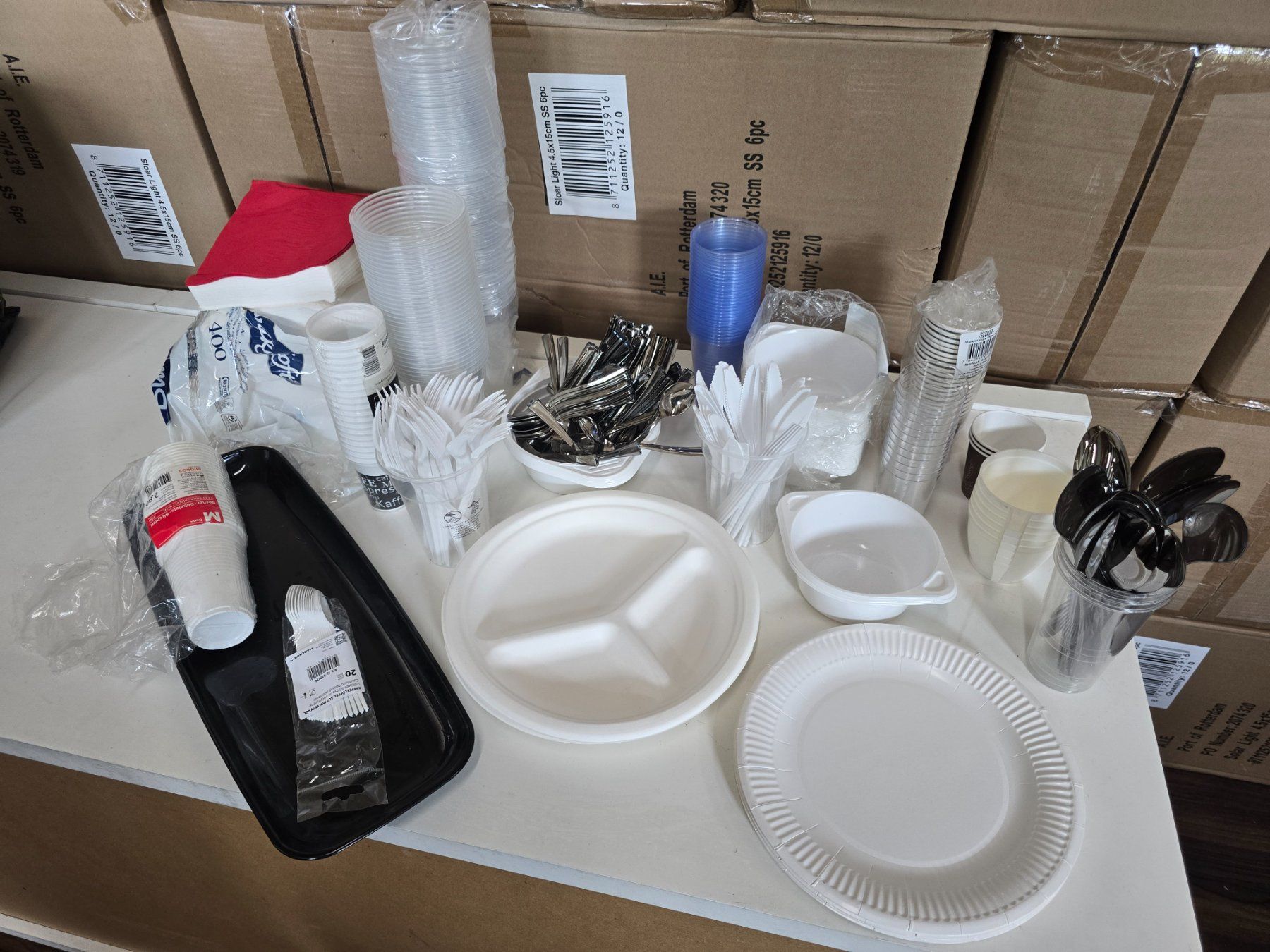 Services de table: Posten mit diversem Einweg Partymaterial ab 1.- – Neuf (Voir description) à KRINAU par Mio_Liqstyle 1
