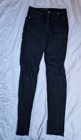 Schwarze Skinny Jeans Grösse 34 mit Rissen an den Knien