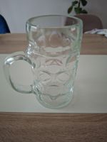 Bierkrug aus Glas mit Henkel, gebrauchter Zustand