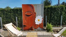 Brunnen Wasserwand Buddha Gesicht aus Natur Stein gemeißelt