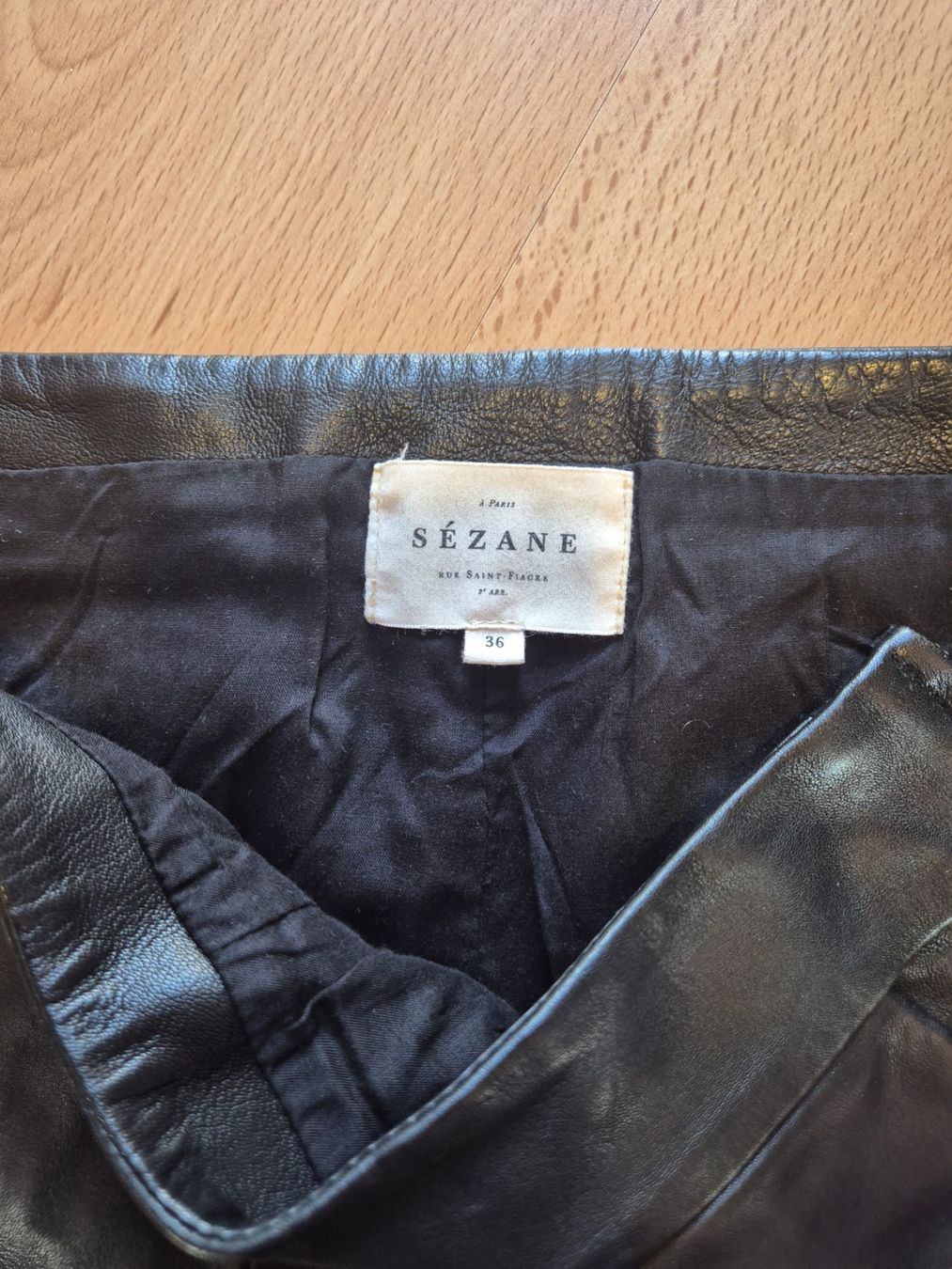 Sezane Pantalons: Short en cuir noir Sézane, taille 36 – D'occasion à Épalinges par lola_vp_99 2