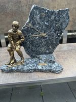 Uhr auf Granitsockel mit Hockey-Figur, LAMOUS new line