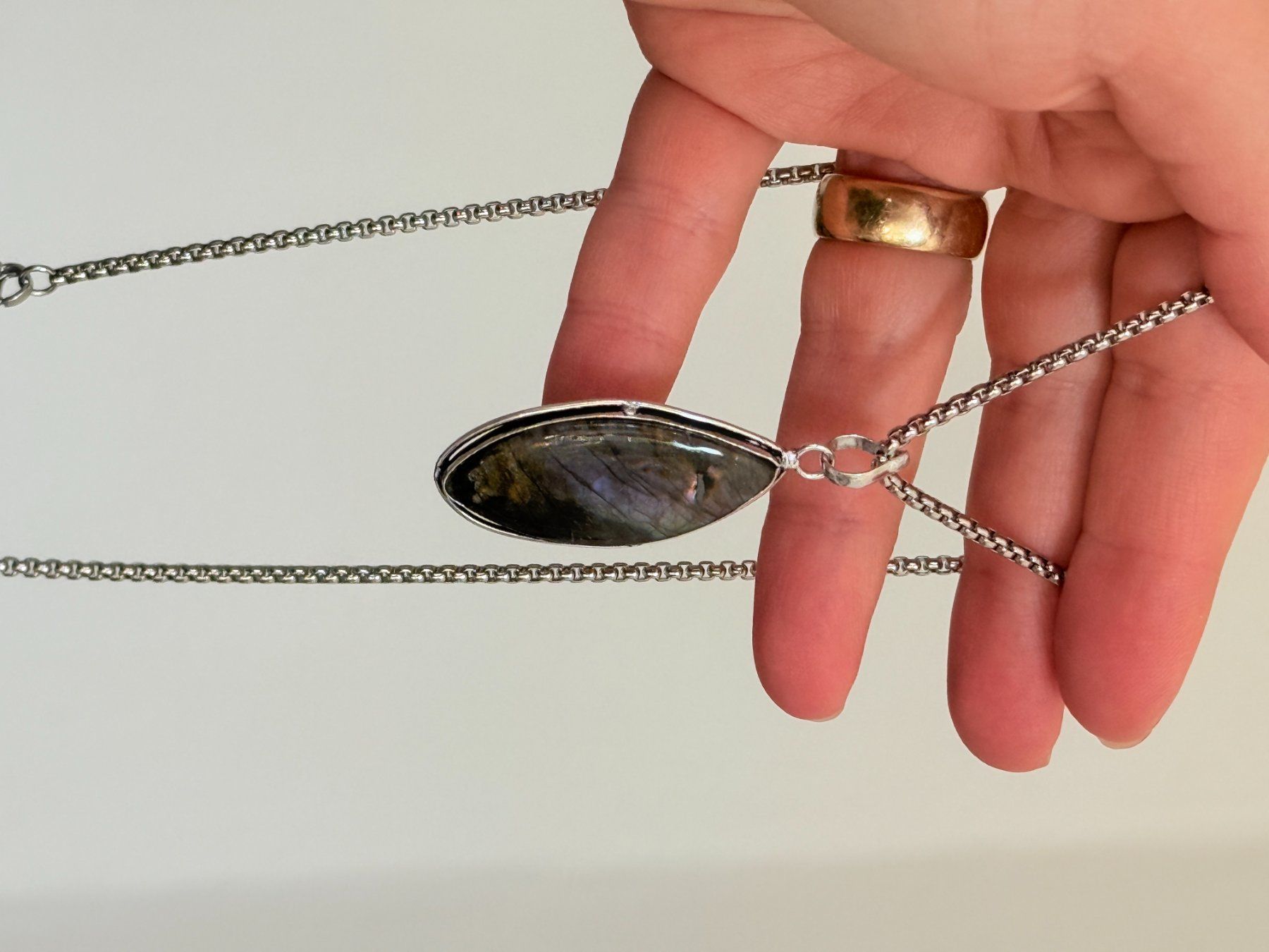 Ketten: Collier avec pendentif labradorite – Neu und originalverpackt aus Genève von AGBERG 4
