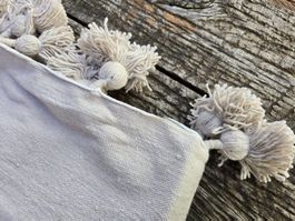 Bettüberwurf BW-mit Pompons (Einzelbett) blanc cassé/taupe