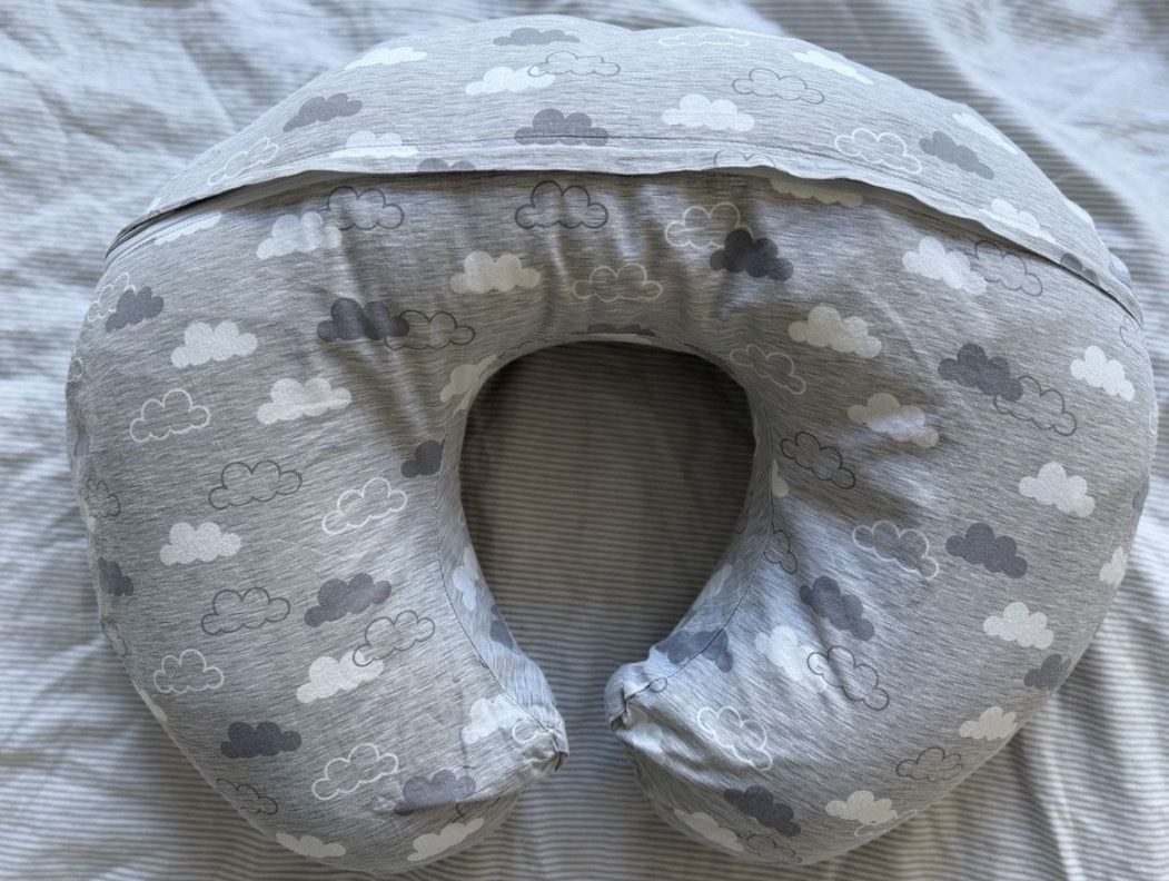 Boppy Cuscini: Boppy Nursing Pillow Grey Clouds Pattern U-Shaped Cushion – Usato da Männedorf venduto da aztamindenet 2