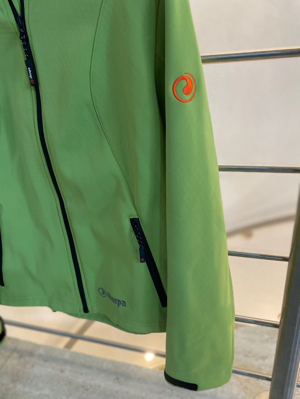 Sherpa Jacken: Sherpa Softshell Jacke / Frau L – Gebraucht aus Birrwil von Bendegriz 1