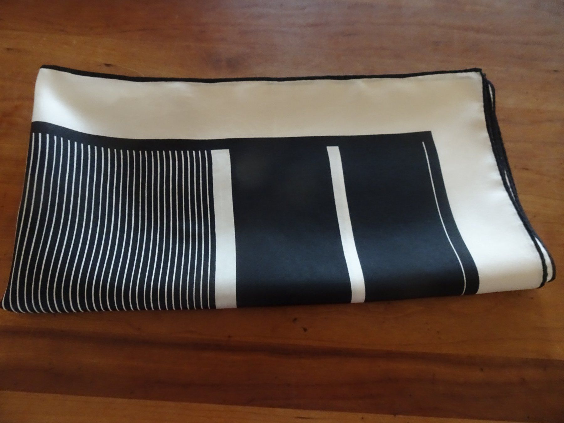 Foulard & Sciarpe: Elegantes schwarz-weisses Seidentuch – Usato da männedorf venduto da purzelchen 2