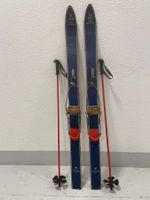 Ski, Kinderski von ca. 1960 mit Stöcken