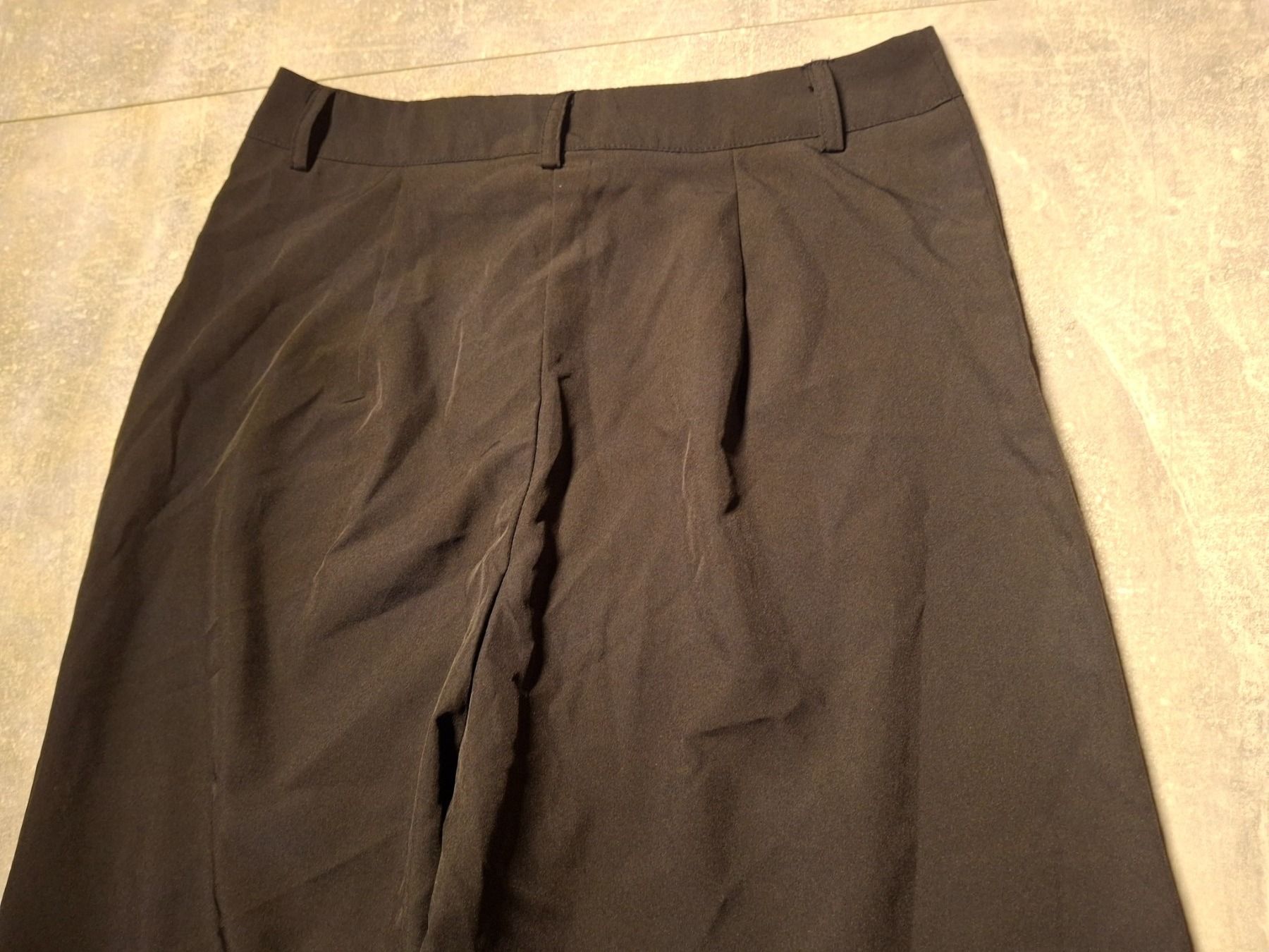 Shein Pantaloni: Pantalon fluide noir taille 36 marque Shein – Usato da Villiers venduto da san_jn5w 5