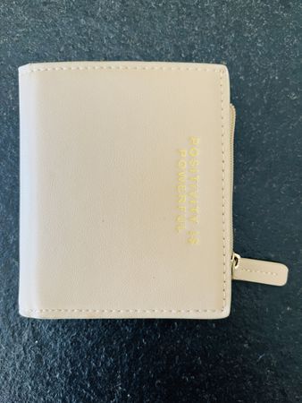 Hellbeiges Portemonnaie klein und schmal